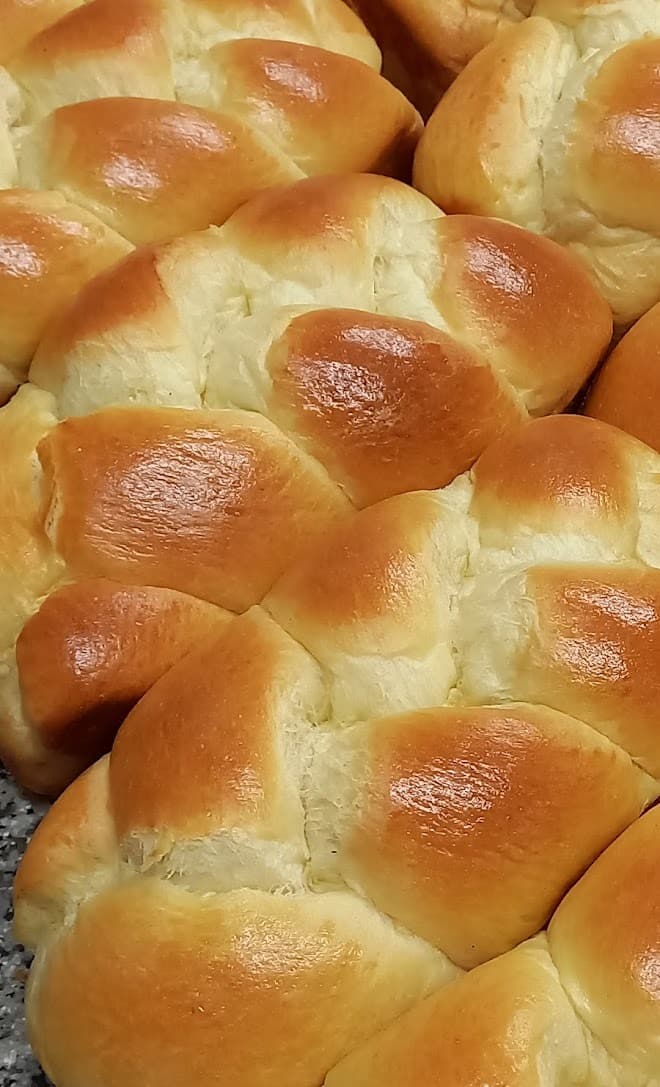 Brioches dorées tressées et bien gonflées, sortie du four à la Boulangerie Ouvrard