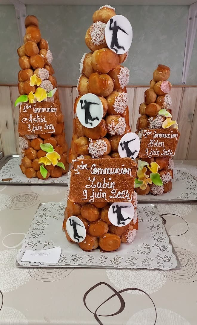 Trois pièces montées de communion en chouquettes caramélisées avec décor personnalisé